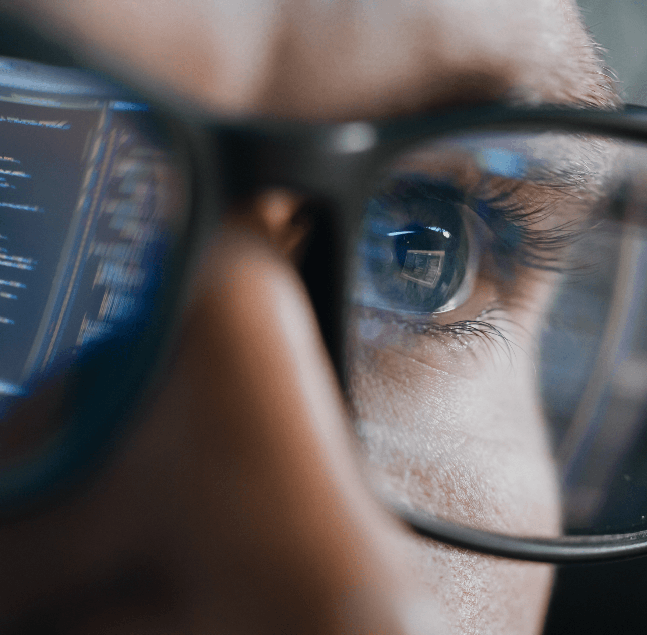 Man met bril werkt aan code voor software
